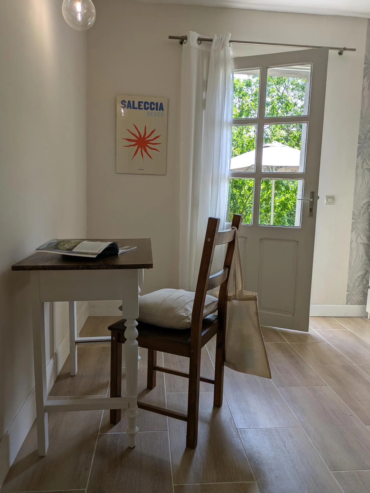 dans la chambre